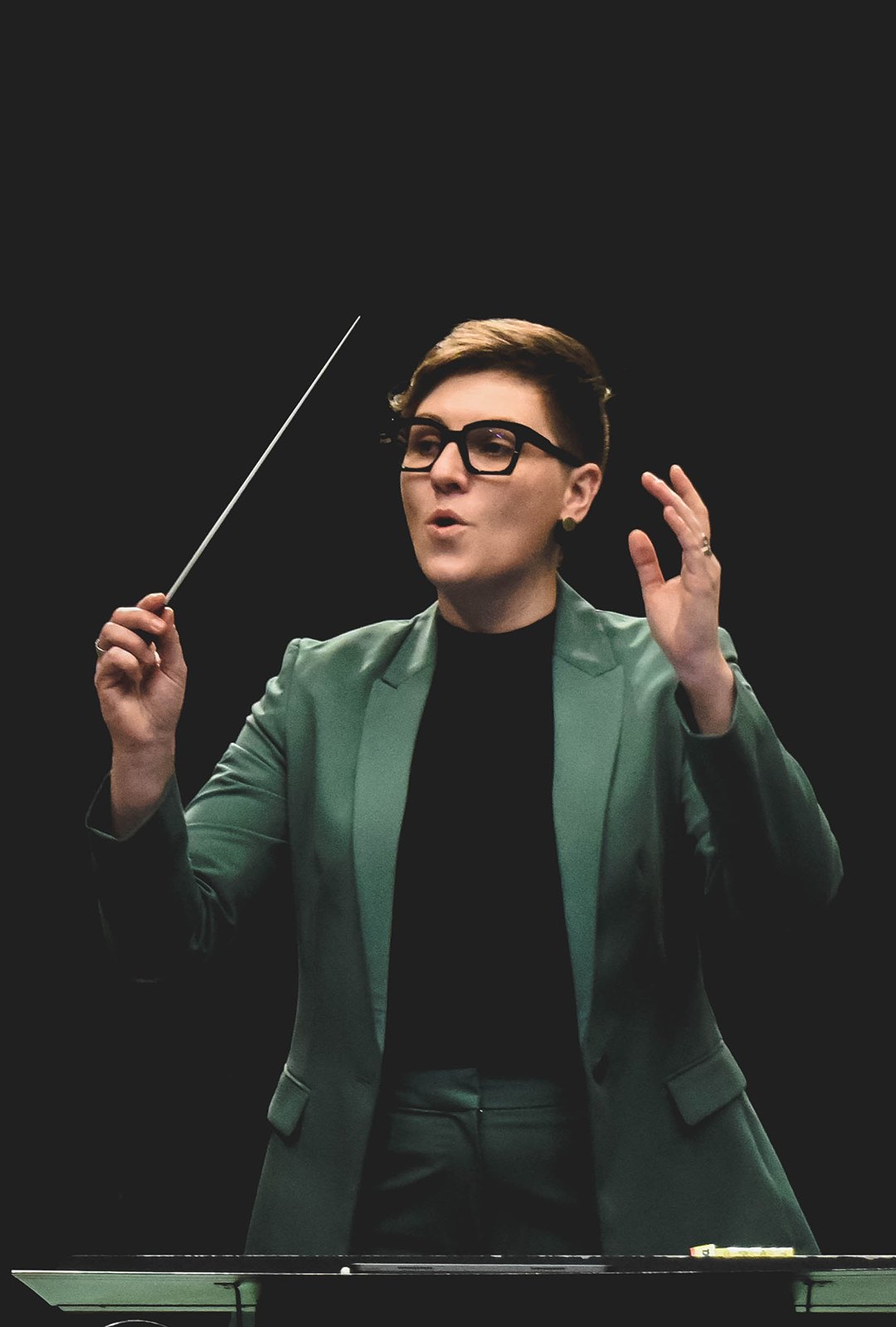 Liesa Coulleit, amateurdirigent, tijdens een repetitie