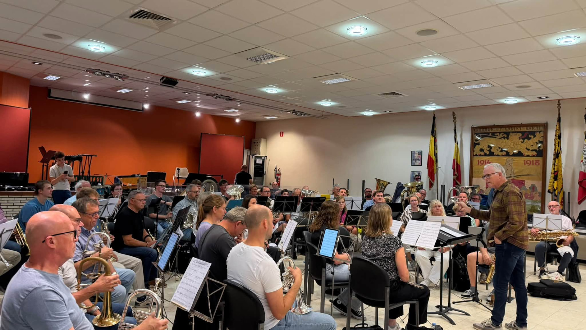 Tijmen Botma repeteert met fanfare Willen Is Kunnen in de zaal