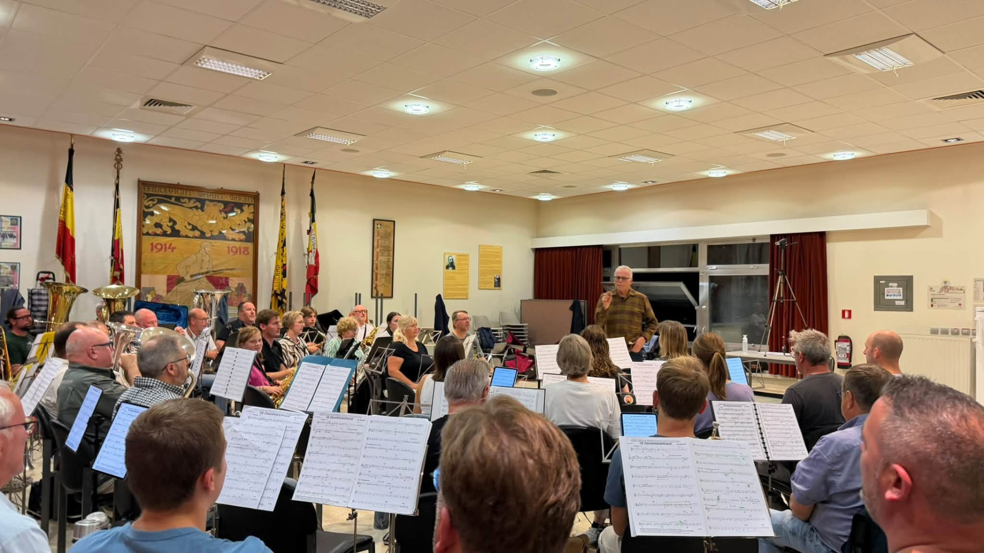 Tijmen Botma voor het orkest tijdens de repetitie in Knesselare